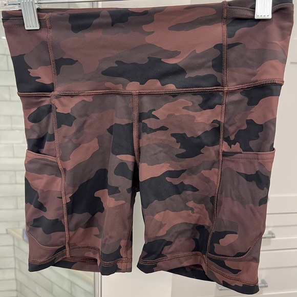 Lululemon Camo Women's Shorts - Picture 1 of 4